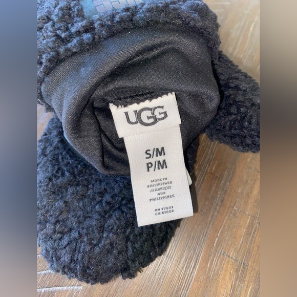 UGG Fluff Logo Tape Mittens Sherpa size S/M NWOT - Picture 5 of 5